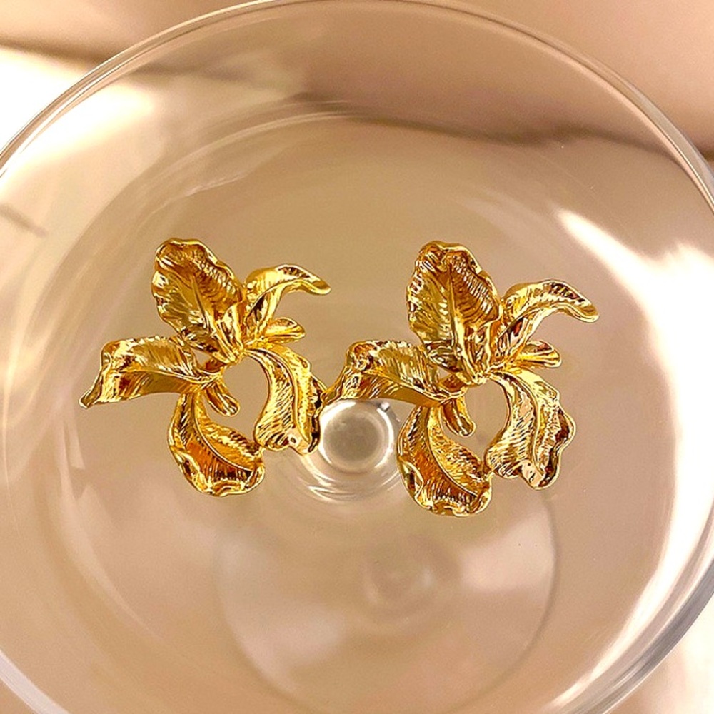 Vintage style flower stud earrings